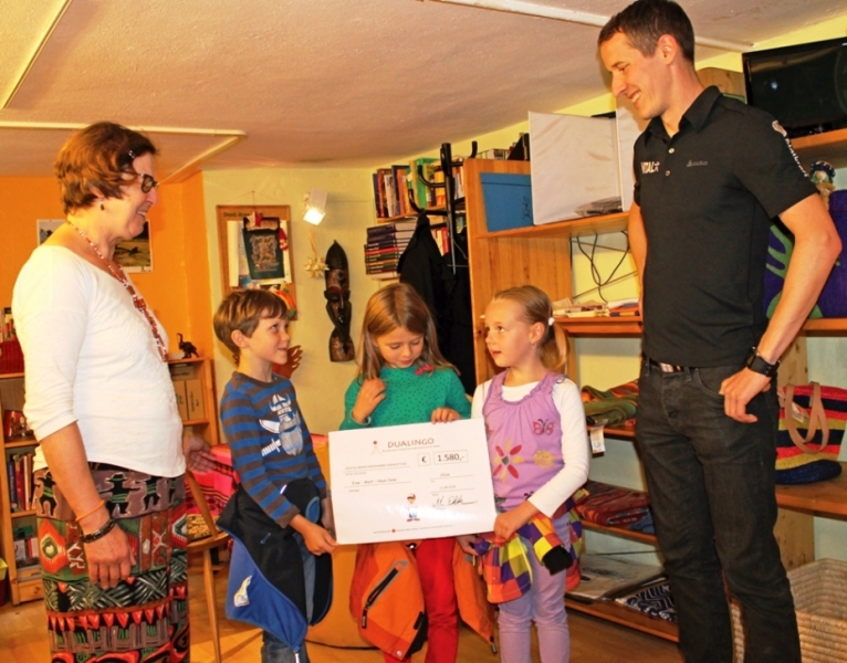 tl_files/dualingo_neu/News 2014 2015/Spendenuebergabe.jpg
